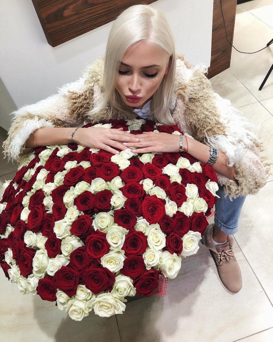 Алена Шишкова с цветами