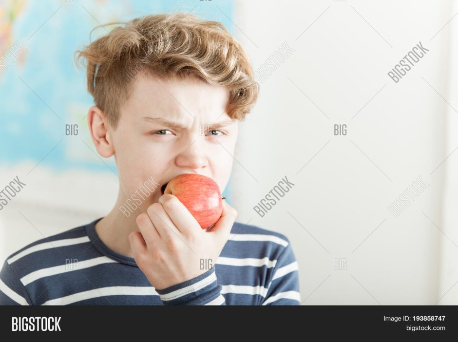 Кусает яблоко