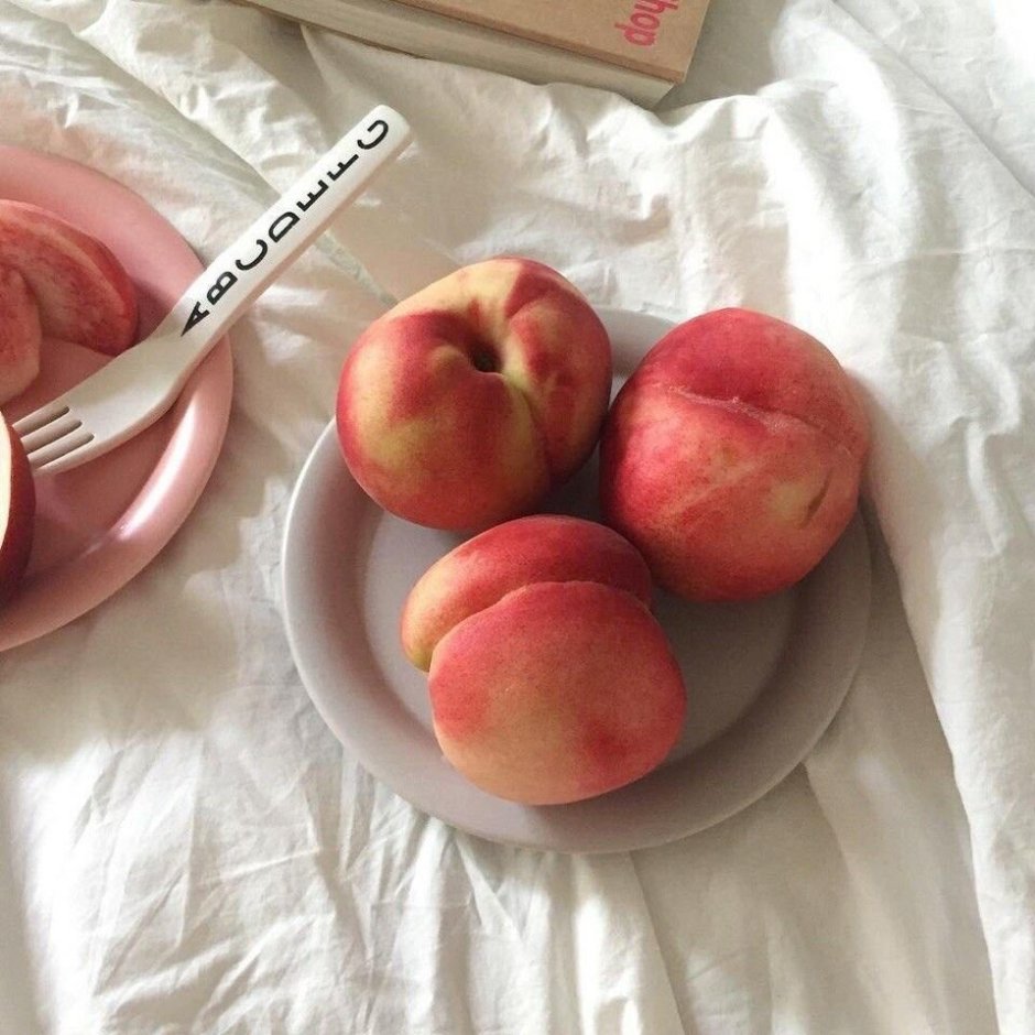 Персики на тарелке