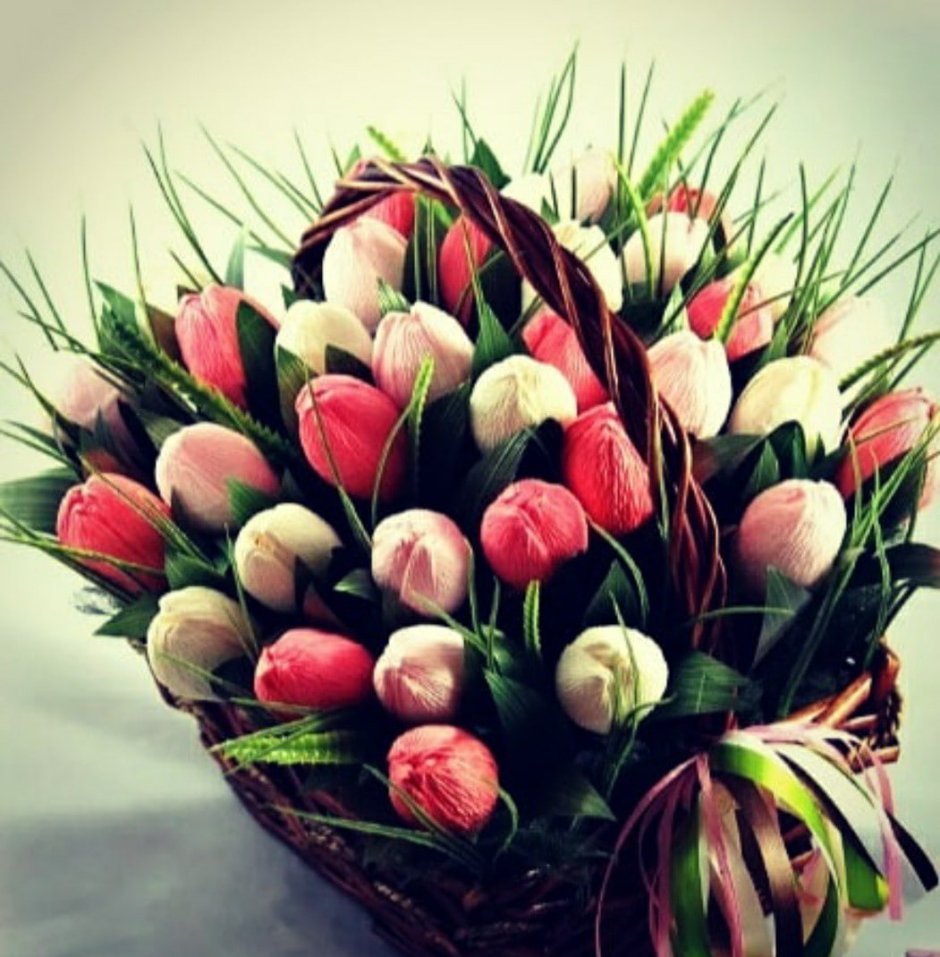Корзина с тюльпанами и конфетами на 8 марта