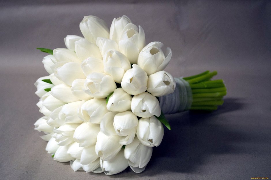 Белые пионовидные тюльпаны букет