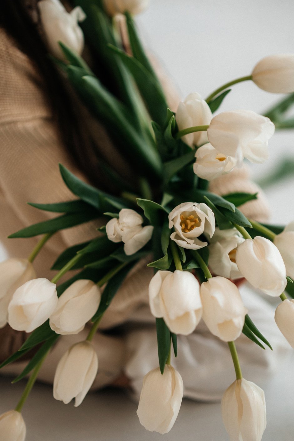 Нежные белые тюльпаны с жемчугом