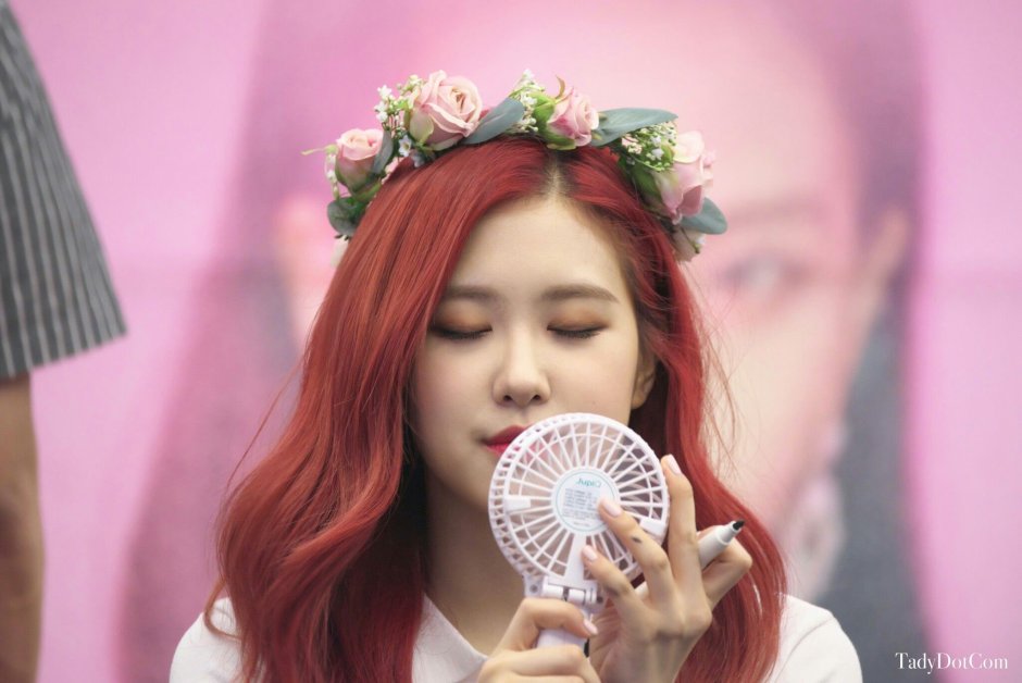 Девушка с рыжими волосами кореянка