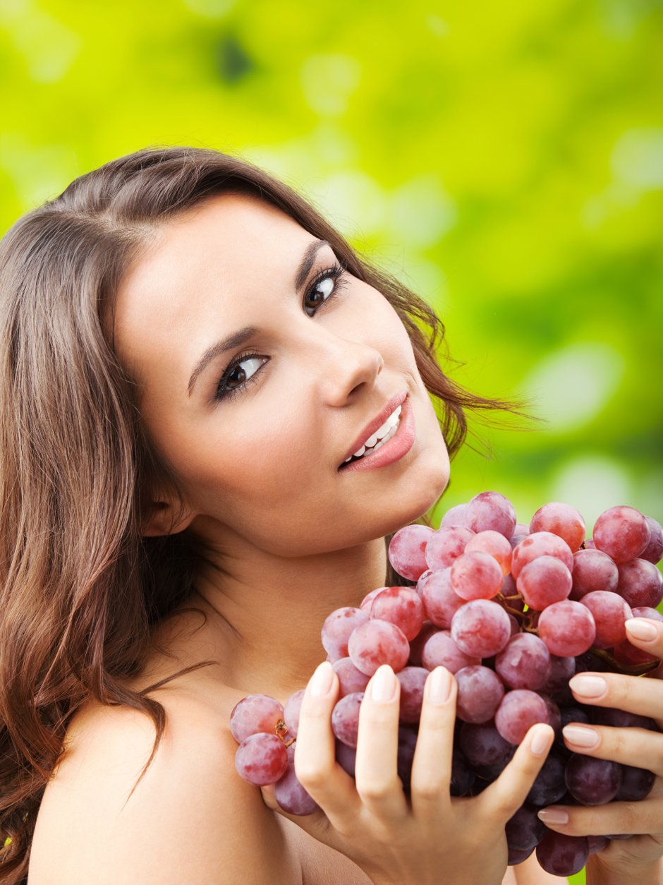 Красивая девушка с виноградом