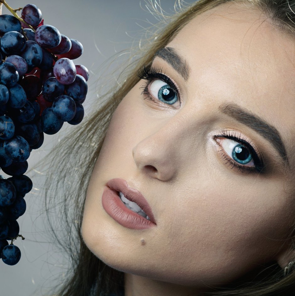 Девушка и темный виноград