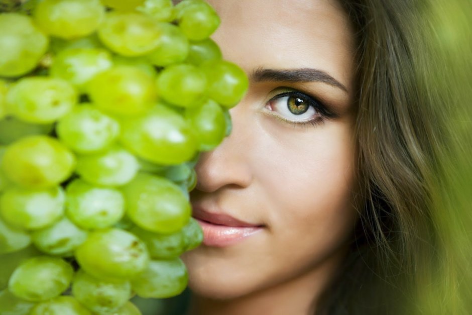 Девушка с гроздью винограда
