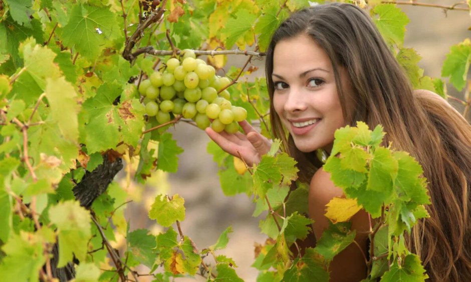 Красивая девушка с виноградом