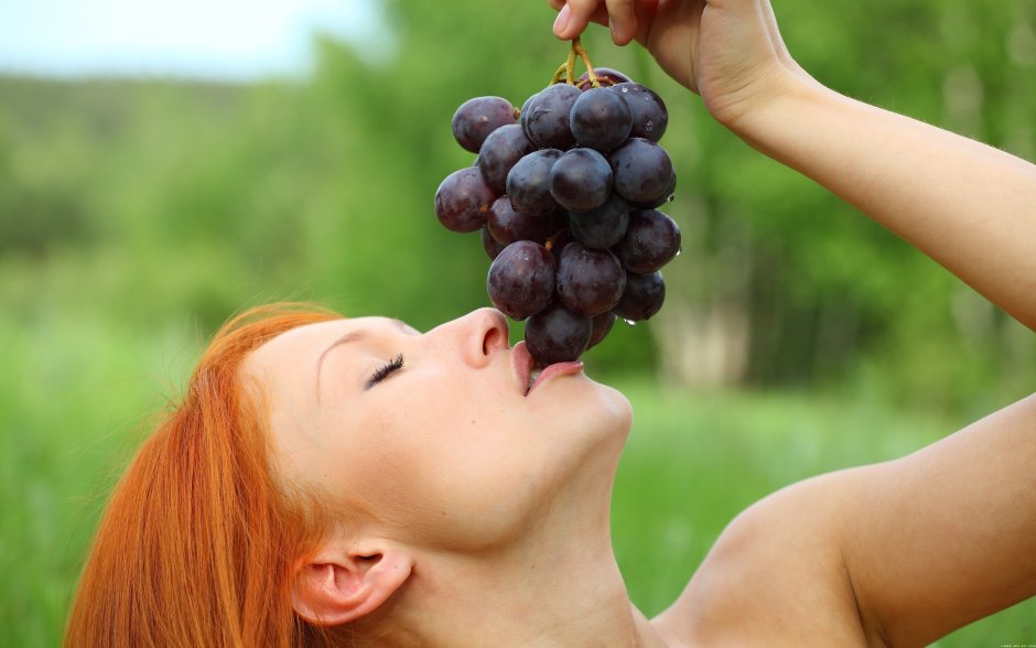 Девушка с гроздью винограда