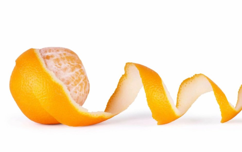 Апельсиновая цедра на белом фоне