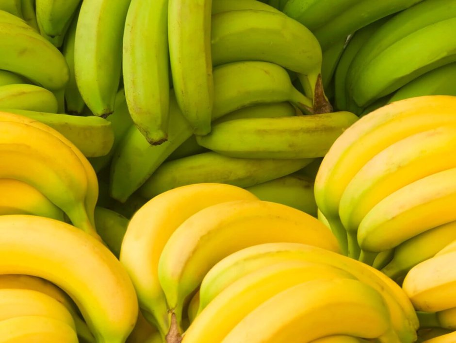 Зеленые и желтые бананы