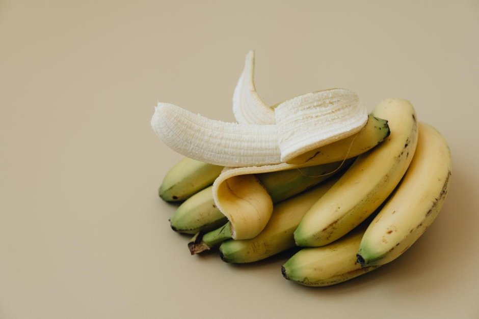 Банан на столе