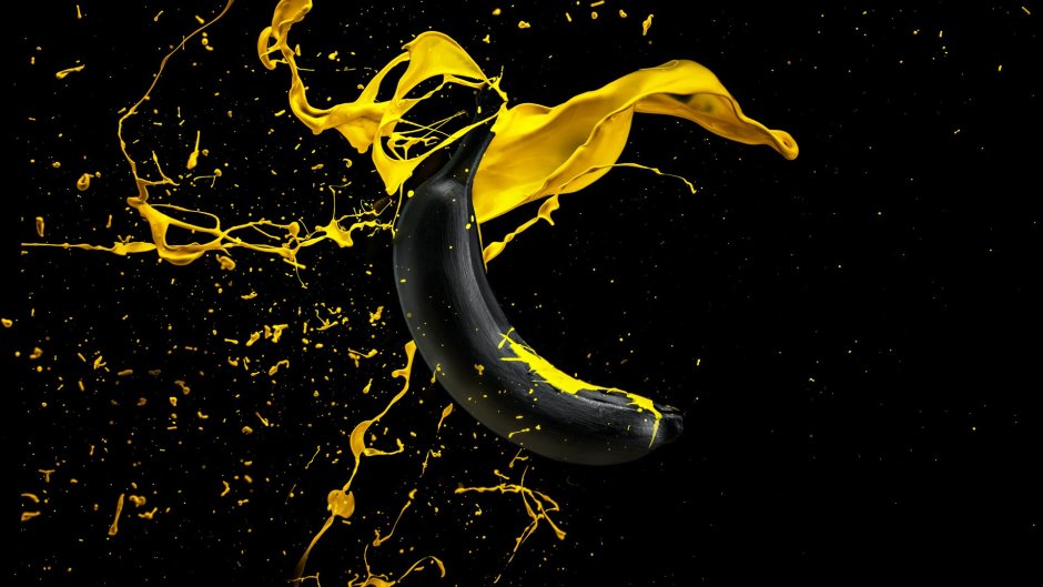 Банан на темном фоне
