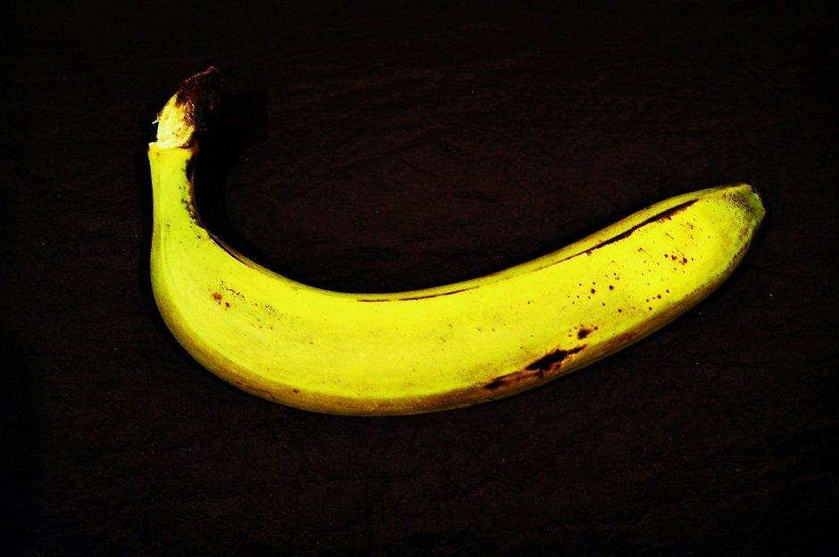 Банан на черном фоне