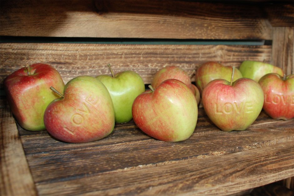 Необычные яблоки
