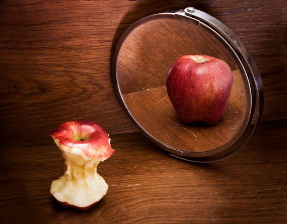 Откусанное яблоко в зеркале