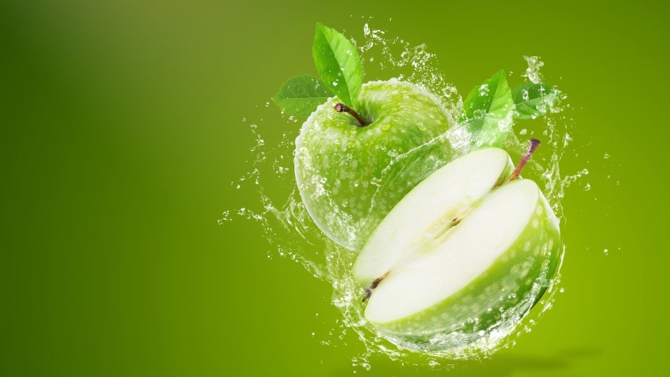 Яблоко на зеленом фоне
