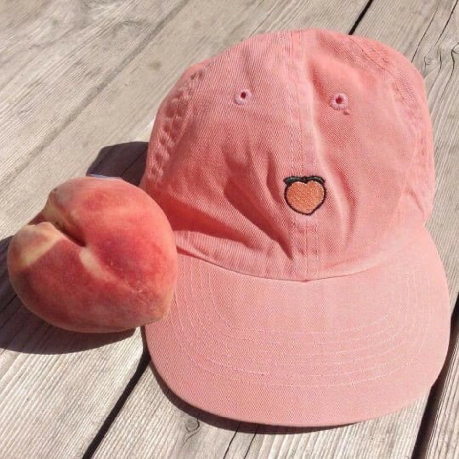 Кепка персикового цвета
