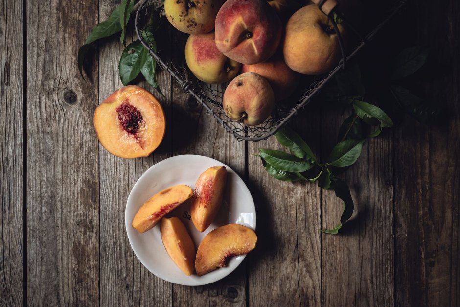 Персики на деревянном столе
