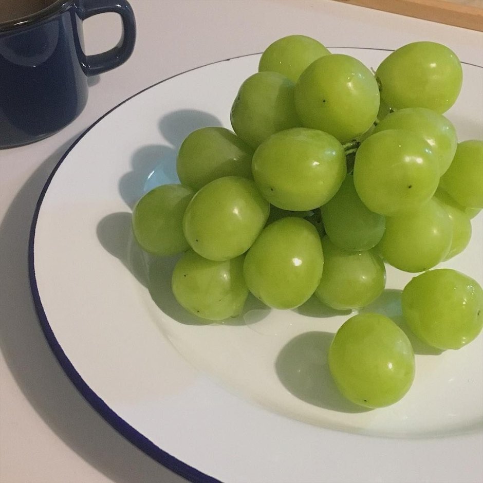 Виноград зеленый в тарелке