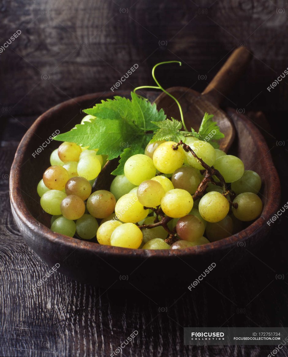Виноград на тарелке