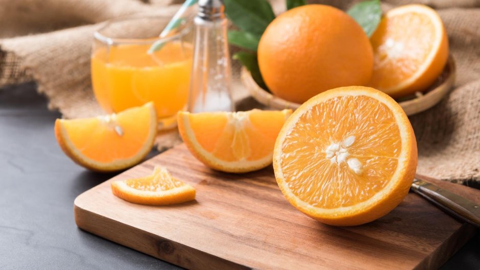 Апельсин на столе