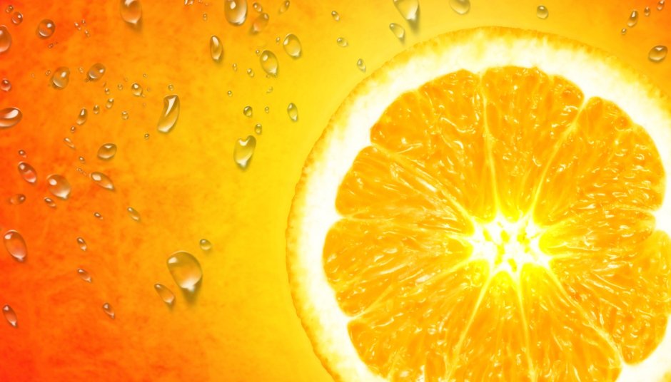 Апельсин на оранжевом фоне