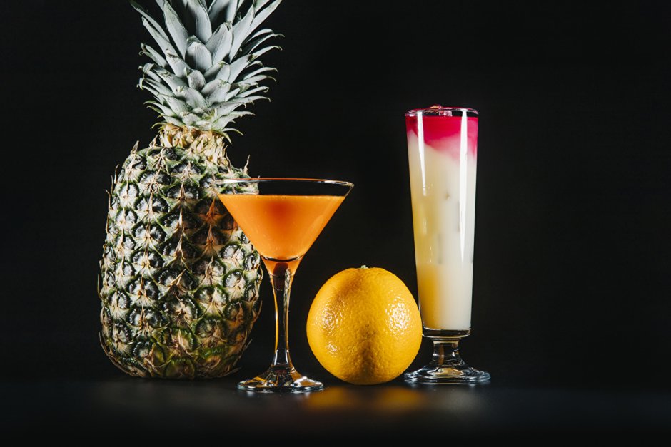 Тропические фрукты и коктейль