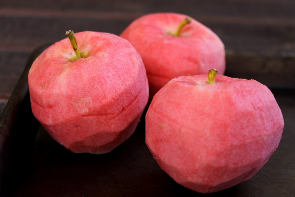 Яблоня розовый жемчуг (красная мякоть)