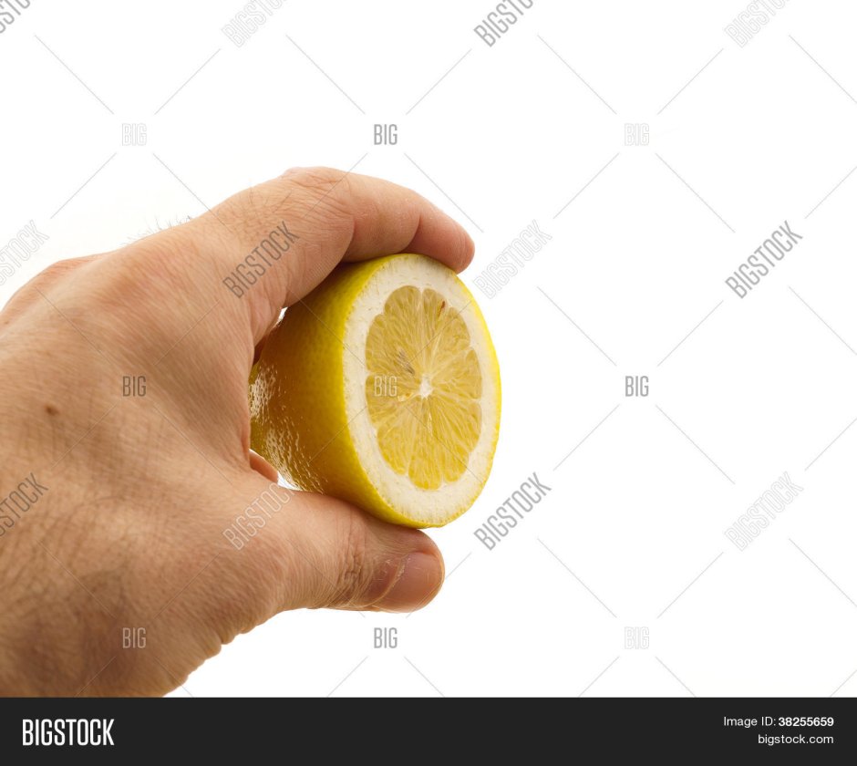 Рука с лимоном с внешней стороны