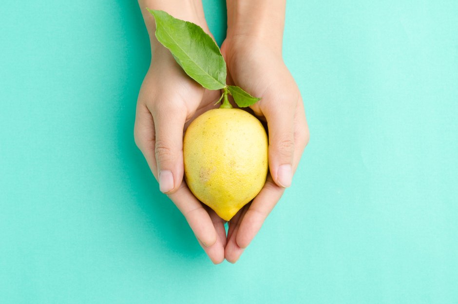 Рука выжимает лимон