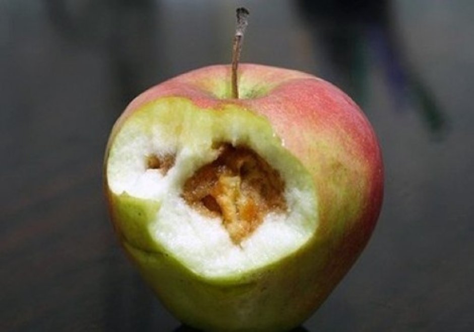 Красивое яблоко с гнилью внутри