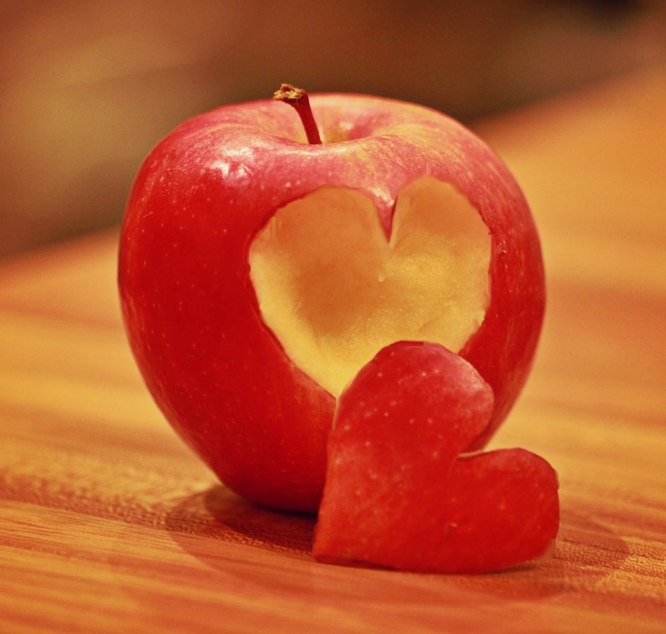 Яблоко в виде сердца
