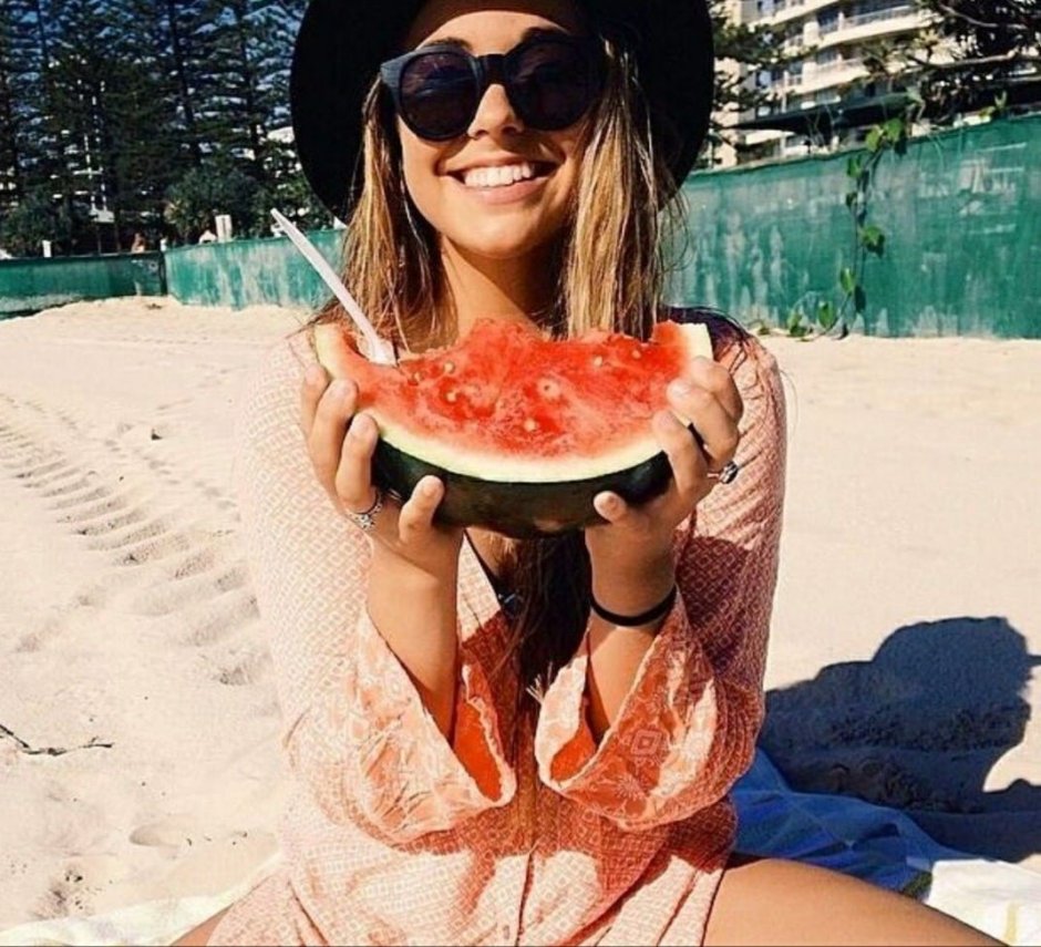 Девушка с арбузом на пляже