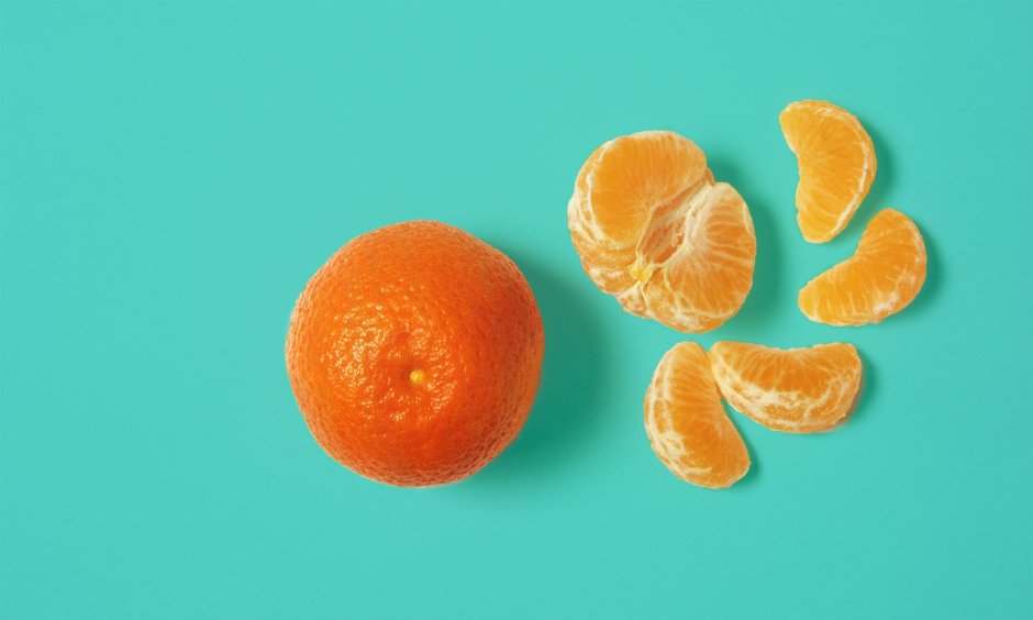 Апельсины на бирюзовом фоне