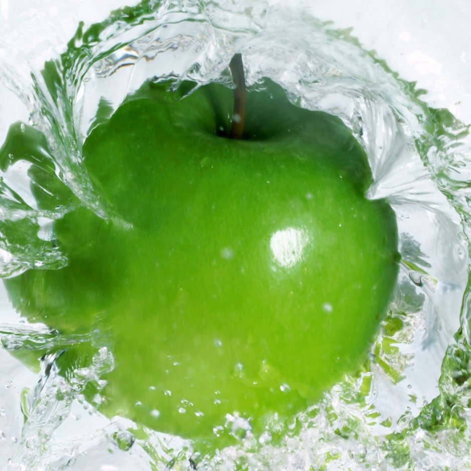 Зеленые яблоки в воде