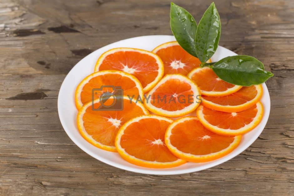 (Оранжевый апельсин, голубая бабочка, белое блюдце)