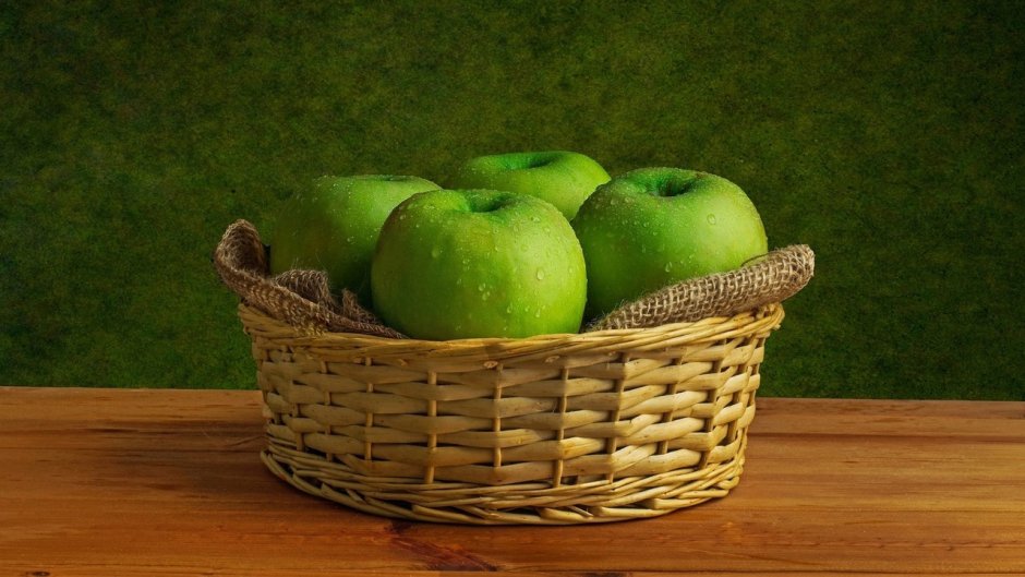 Корзина с зелеными яблоками