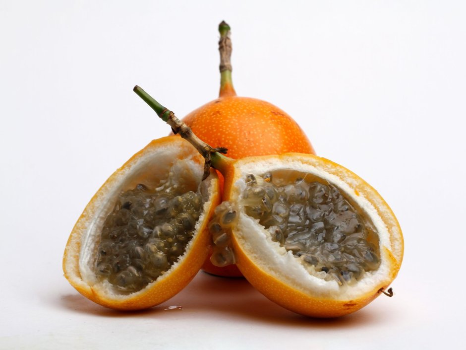 Экзотический фрукт маракуйя и гранадилла