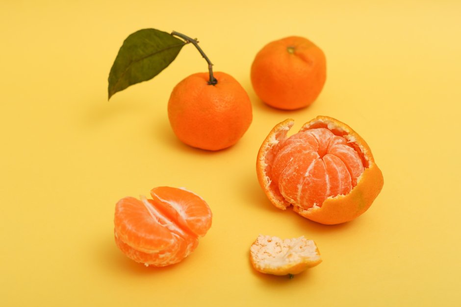 Апельсин на столе