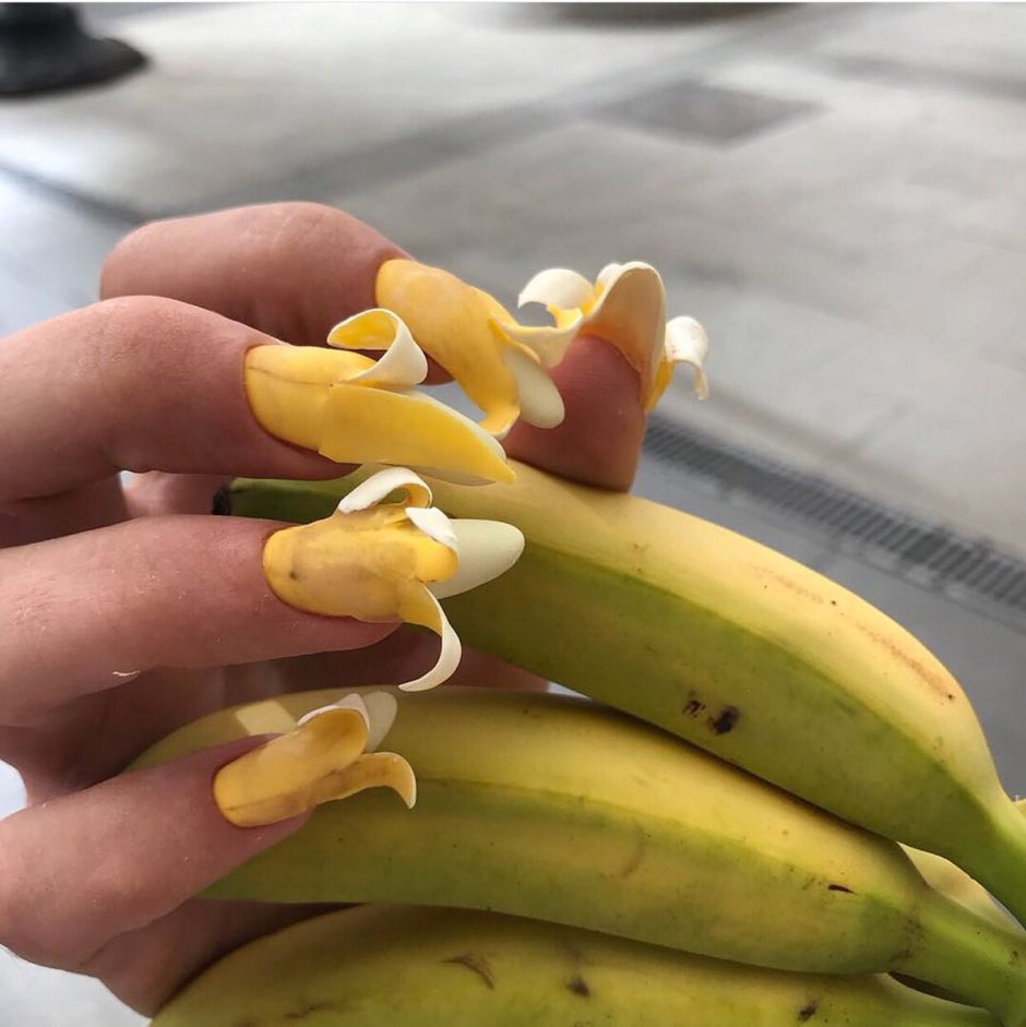 Желтый маникюр с бананами