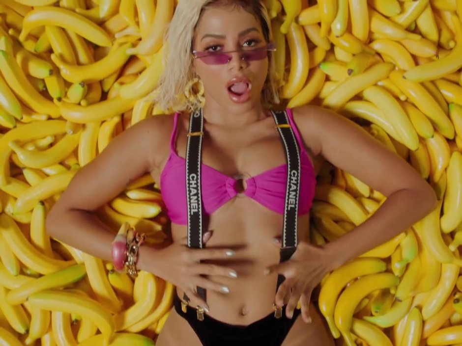 Блондинка с бананом