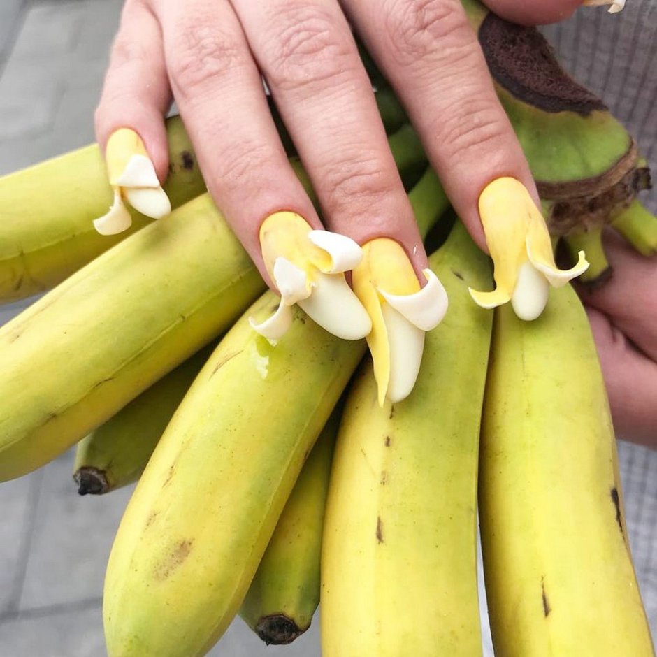 Банановый маникюр на длинные ногти