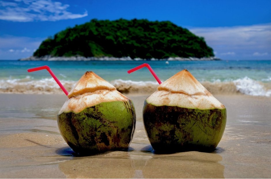 Коктейль в кокосе на берегу моря