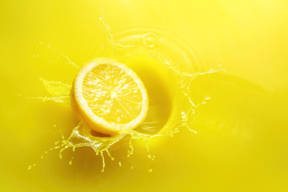 Сочный лимон с капельками сока