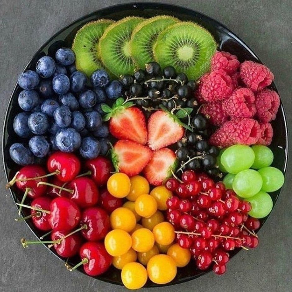 Фрукты и ягоды на тарелке