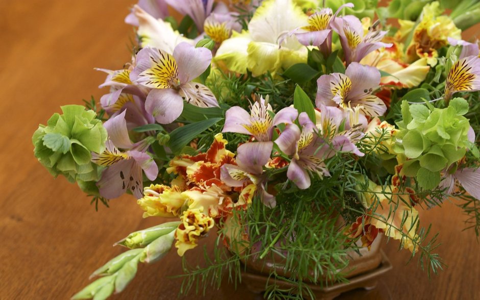 Цветы в букете альстромерия