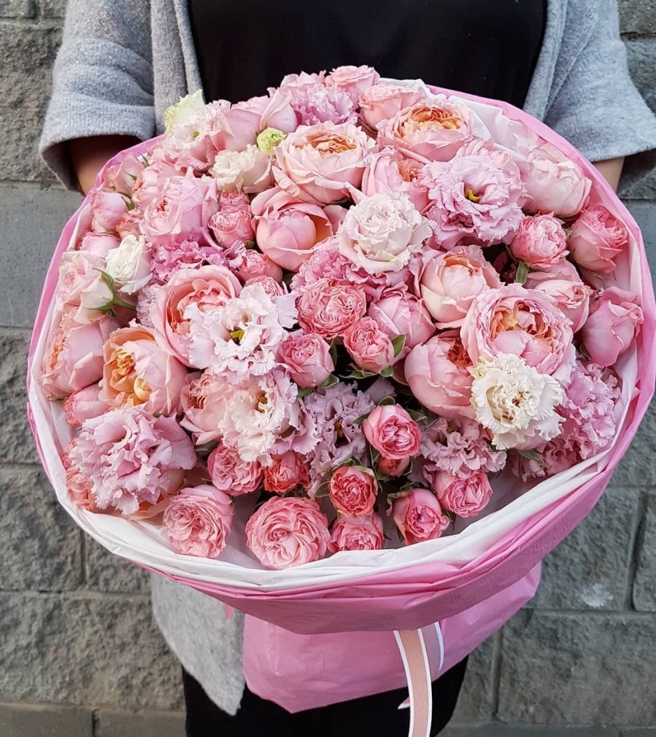 Розовые пионообразные розы