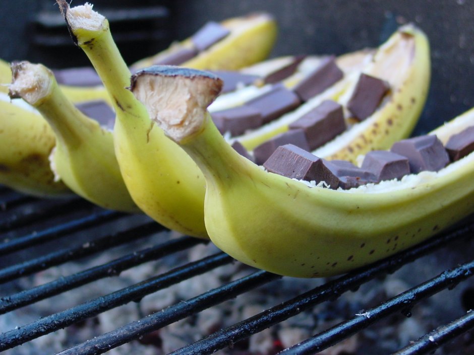 Запеченный банан с шоколадом