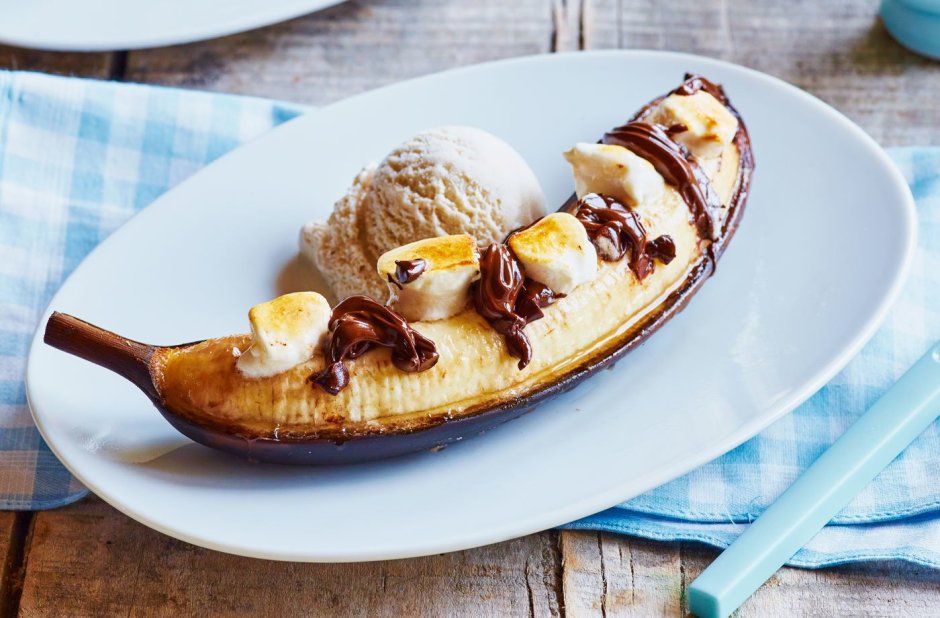 Десерт с бананом и мороженым